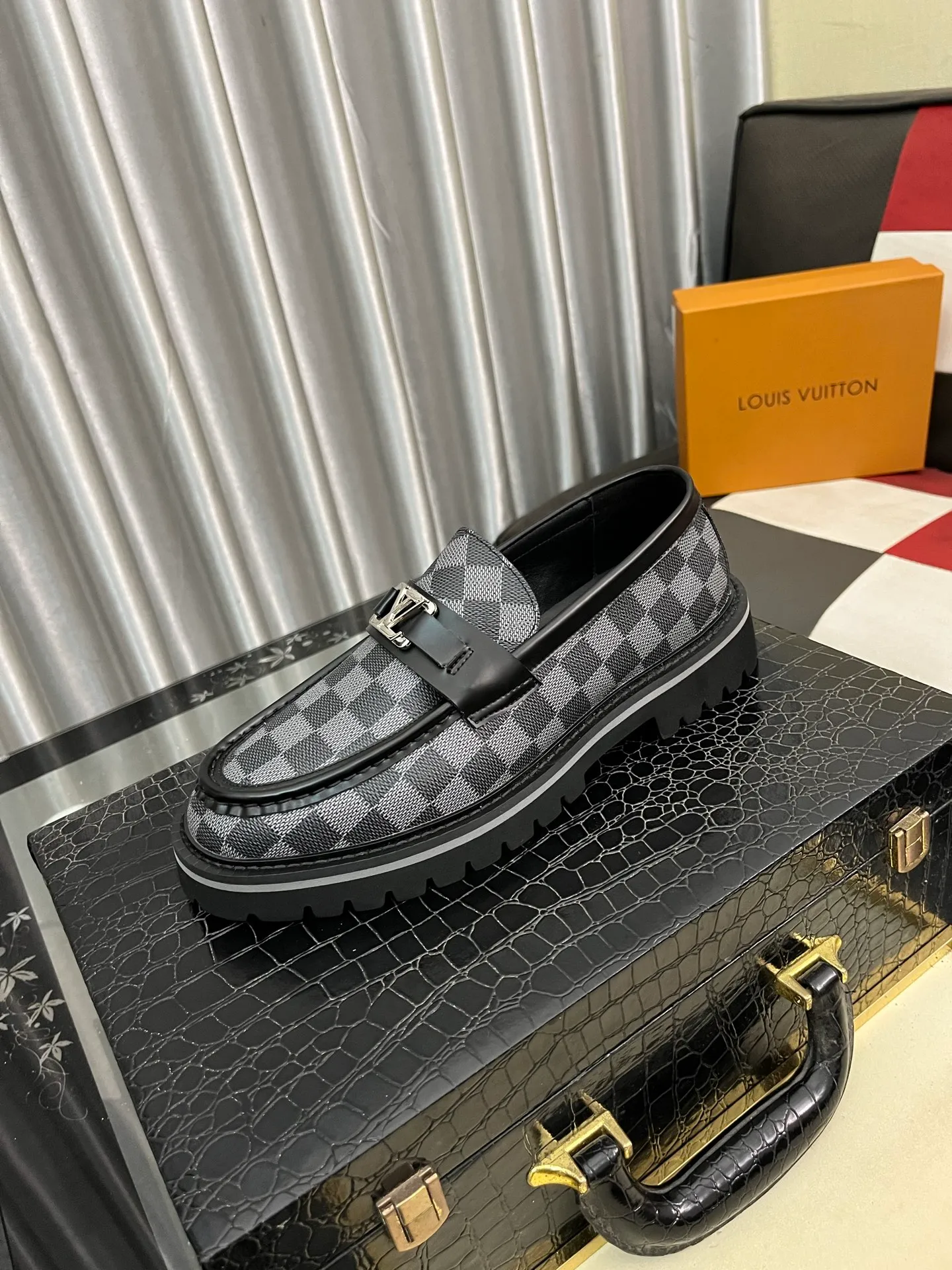 Men's shoes💰458⌚️⌚️[Louis Vuitton (LV)] High-end business formal leather shoes🍀luxurious and elegant style, paying equal attention to practicality and style, professional focus on details and quality, counter original 1⃣️: 1⃣️super accurate reproduction👍🏻! Material: The upper is made of imported original calfskin➕imported Italian cowhide leather. Original anti-slip and wear-resistant outsole! Code number: 38--443️⃣Colors available